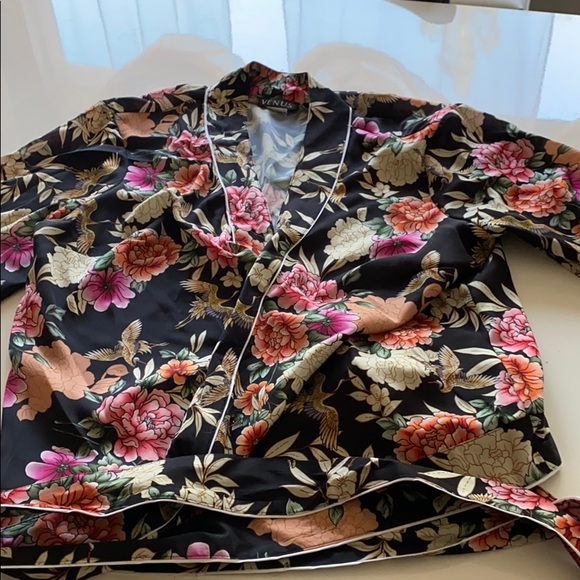 Cross over print blouse - Picture 2 of 4